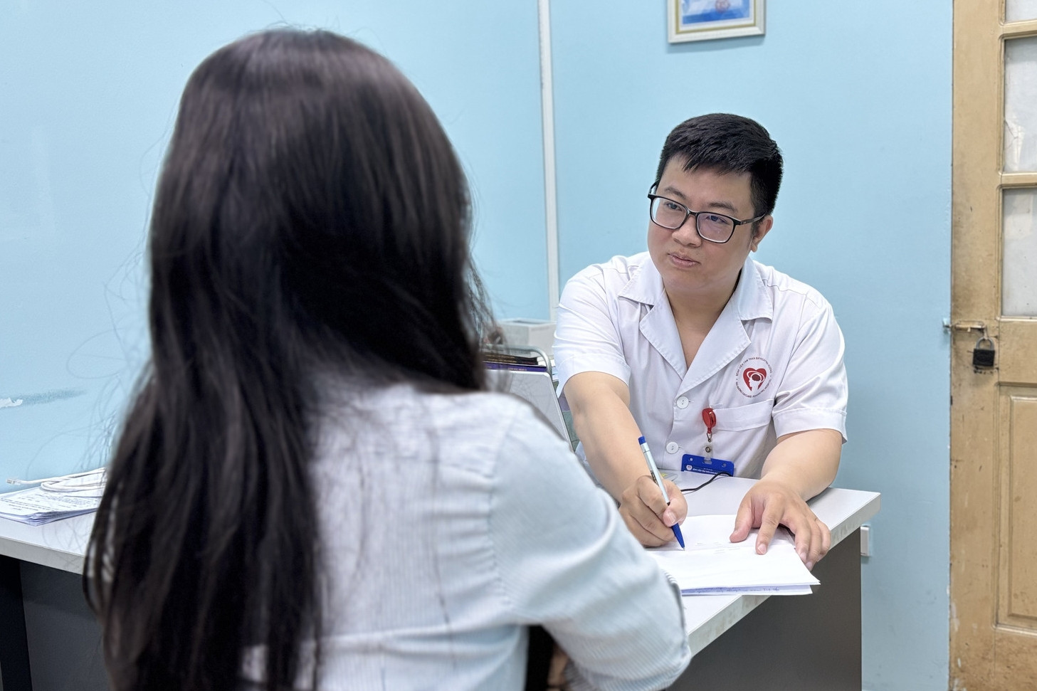 Xem video ngắn 10 giờ/ngày, nhân viên ngân hàng ở Hà Nội phải điều trị tâm thần