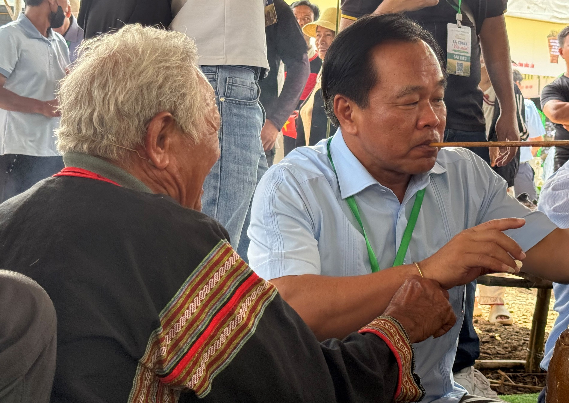 Sau phần khấn cầu mùa là nghi thức đeo vòng chúc sức khỏe.JPG