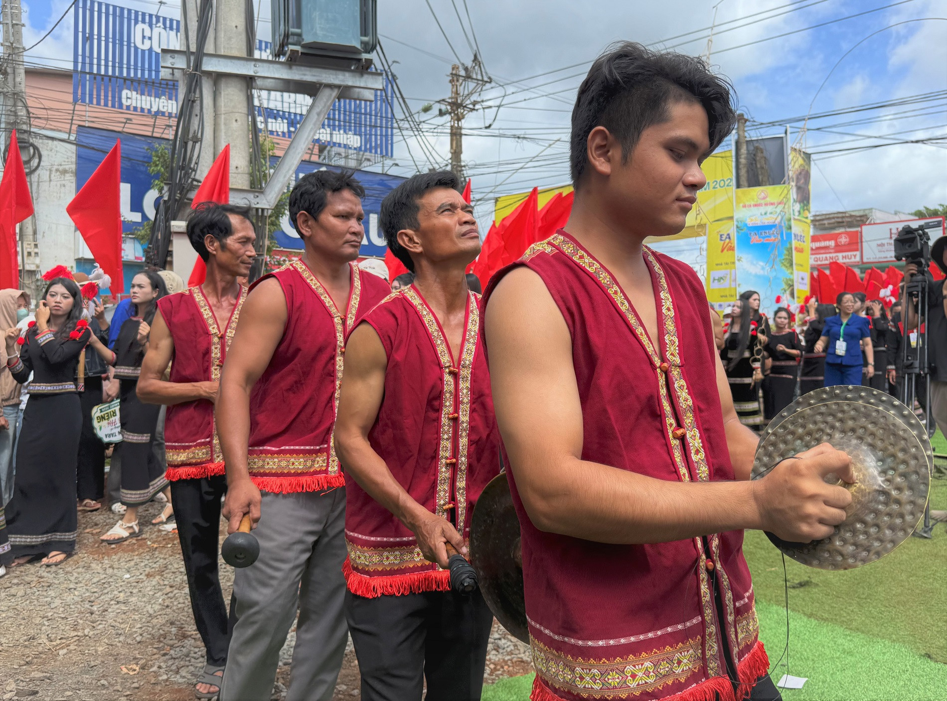 Tiếng cồng chiêng là sợi dây gắn kết con người với thần linh, thể hiện giá trị văn hóa được trao truyền qua nhiều thế hệ..JPG