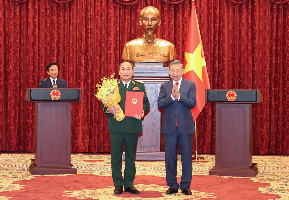 Tổng Bí thư, Chủ tịch nước Tô Lâm trao Quyết định thăng cấp bậc hàm từ Trung tướng lên Thượng tướng đối với đồng chí Lê Quang Đạo.