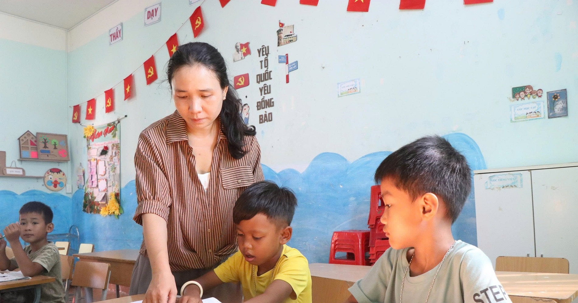 Từ hình dán nhỏ đến những chữ tiếng Việt đầu tiên trước ngày vào lớp 1