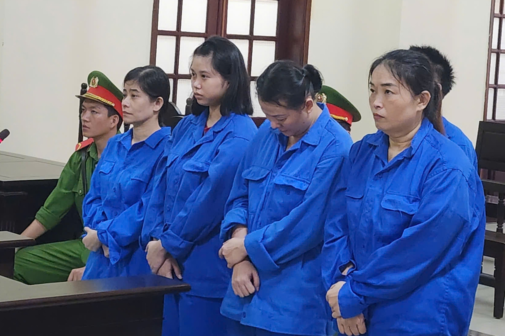 Vén màn kịch cưới giả: Lừa tiền rồi bỏ rơi 'chú rể' tại tiệm cắt tóc