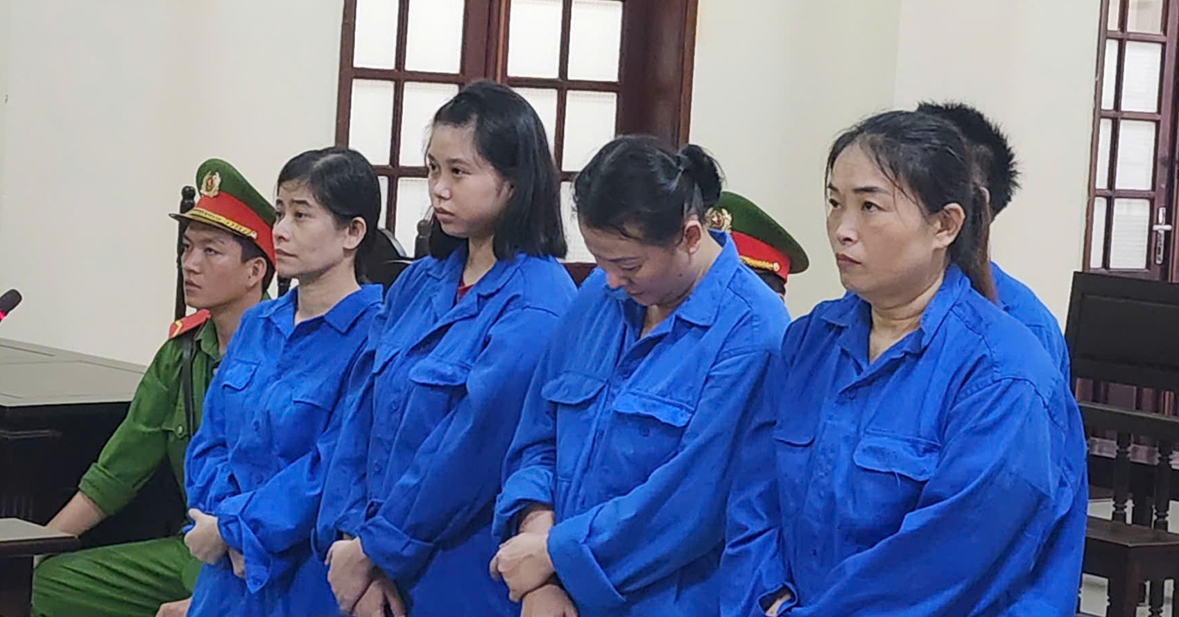 Vén màn kịch cưới giả: Lừa tiền rồi bỏ rơi &amp;apos;chú rể&amp;apos; tại tiệm cắt tóc