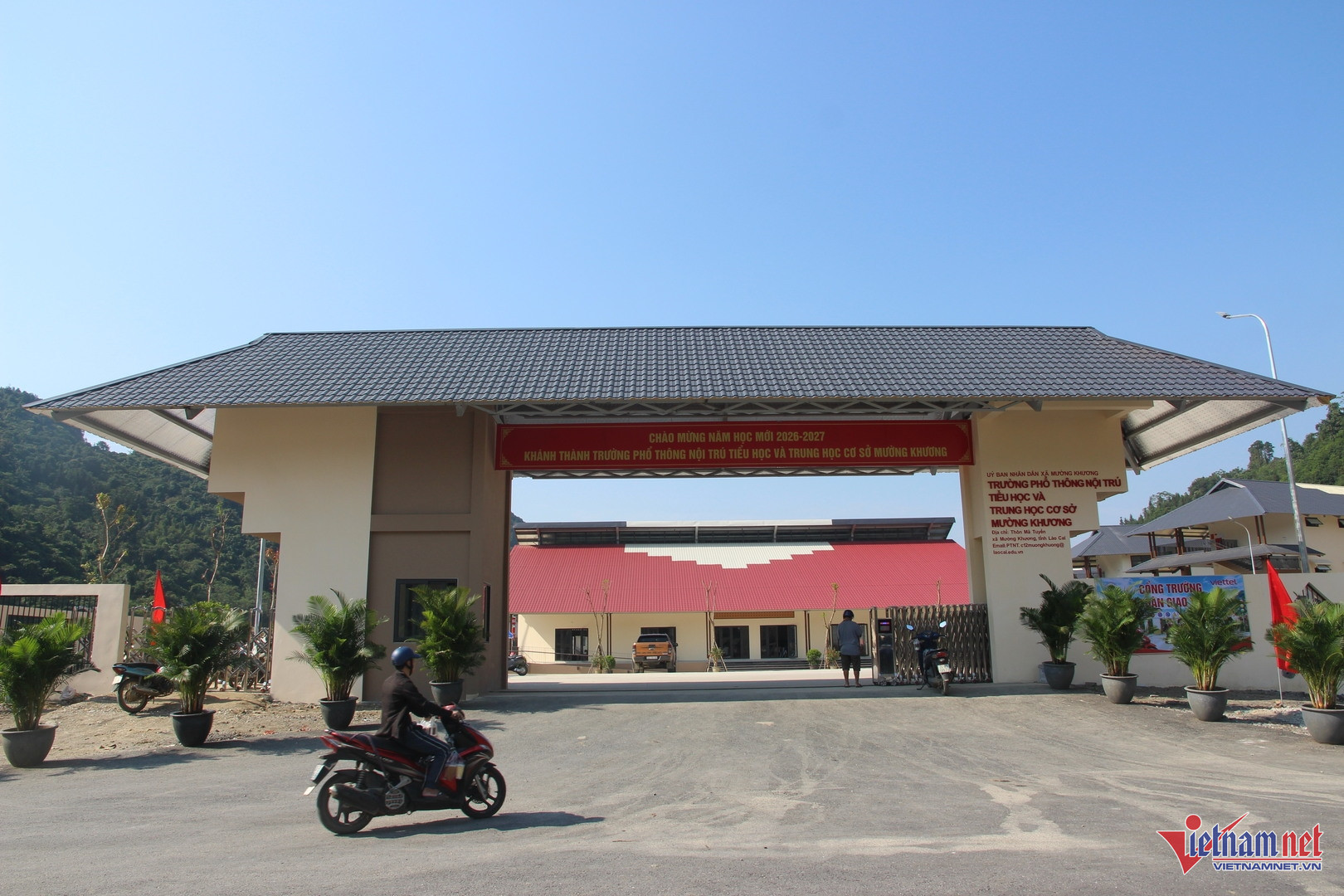 W-Năm học 2026 - 2027 đánh dấu một cột mốc lịch sử đối với Trường PTDTNT Tiểu học và THCS Mường Khương khi nhà trường vinh dự được lựa chọn là điểm cầu trung tâm tổ chức Lễ khánh thành các trường nội trú liên cấp và khai giảng năm học mới trên toàn quốc.jpg