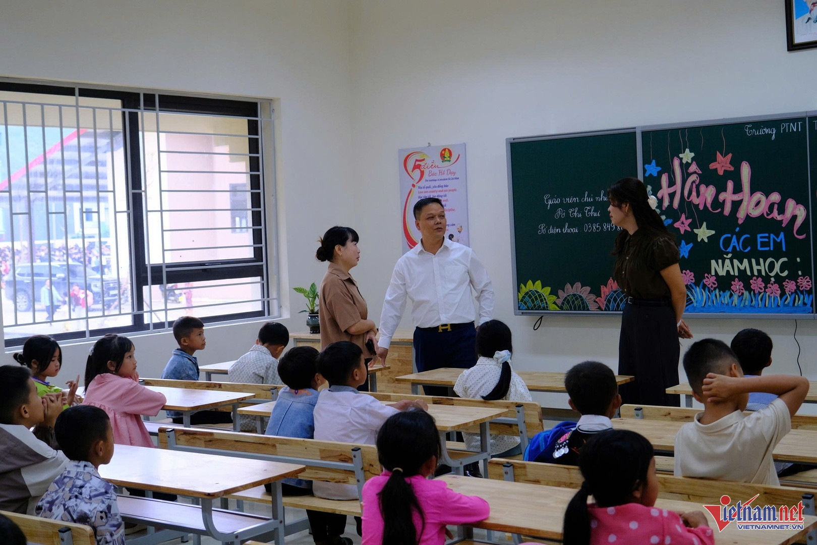 W-Ông Nguyễn Hồng Hưng - Chủ tịch UBND xã Mường Khương kiểm tra công tác chuẩn bị cho ngày khai giảng.jpg