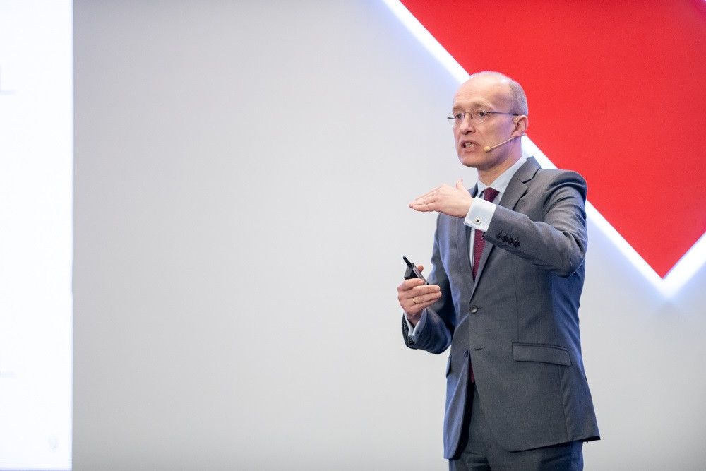 Ảnh 4 ông Jens Lottner, Tổng Giám đốc Techcombank báo cáo kết quả kinh doanh năm 2023.jpg