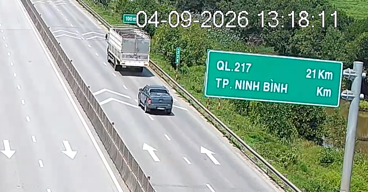 Ô tô bán tải chạy 78km/h, bám sau xe tải chưa đầy 25m trên cao tốc