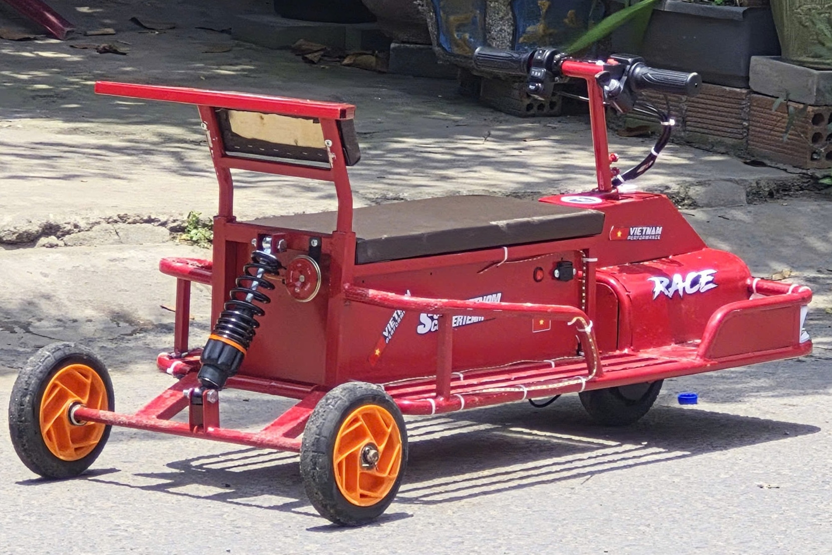 Bé trai 5 tuổi chạy xe 3 bánh tự chế tử vong sau va chạm với ô tô tải