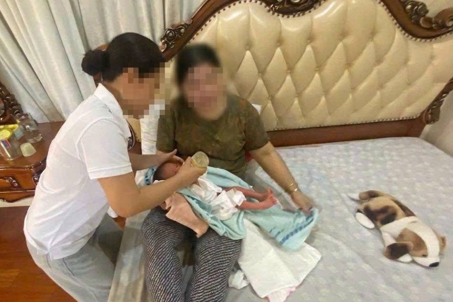 Bé trai sơ sinh bị bỏ rơi trước cửa nhà dân, mẹ để thư nói đang bế tắc