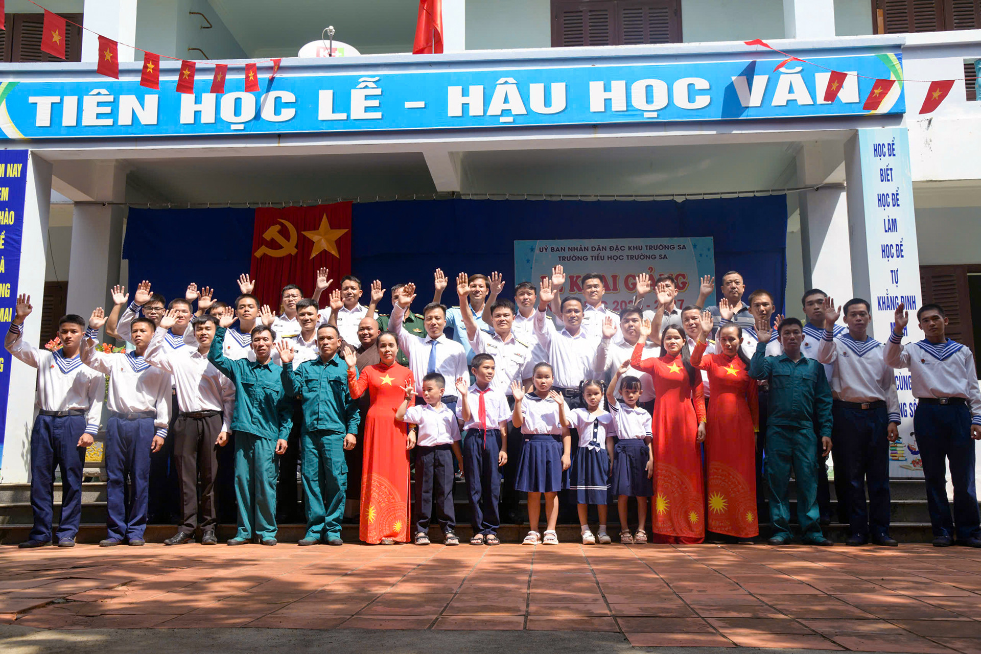 https://static-images.vnncdn.net/vps_images_publish/000001/000003/2026/9/5/can-bo-chien-si-giao-vien-hoc-sinh-nhan-dan-va-cac-luc-luong-tren-dao-truong-sa-chao-mung-nam-hoc-moi-858.jpg