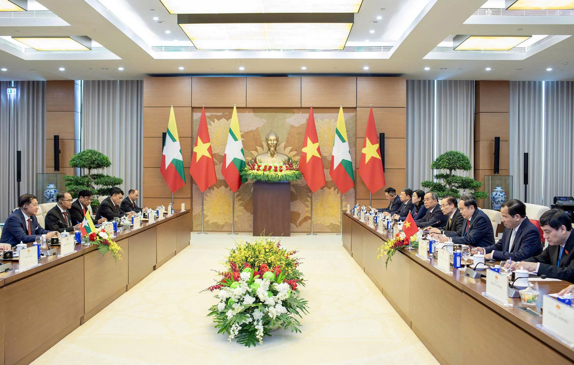 Chủ tịch Quốc hội tiếp Tổng thống Myanmar