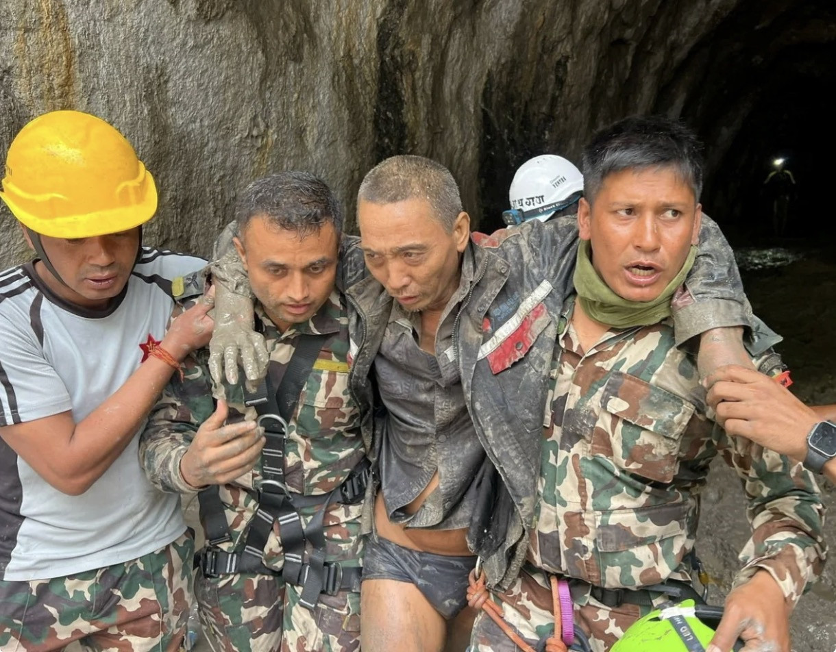 Công dân Trung Quốc được đưa khỏi đường hầm ở Nepal. Ảnh: Nepal Army.