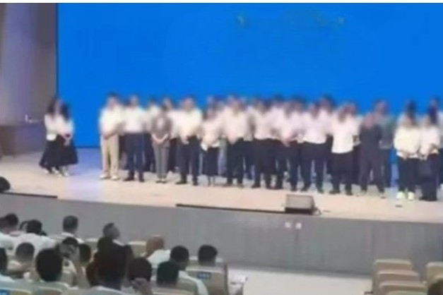 Giáo viên bị chụp ảnh, bêu xấu trên sân khấu vì học sinh không đạt điểm cao
