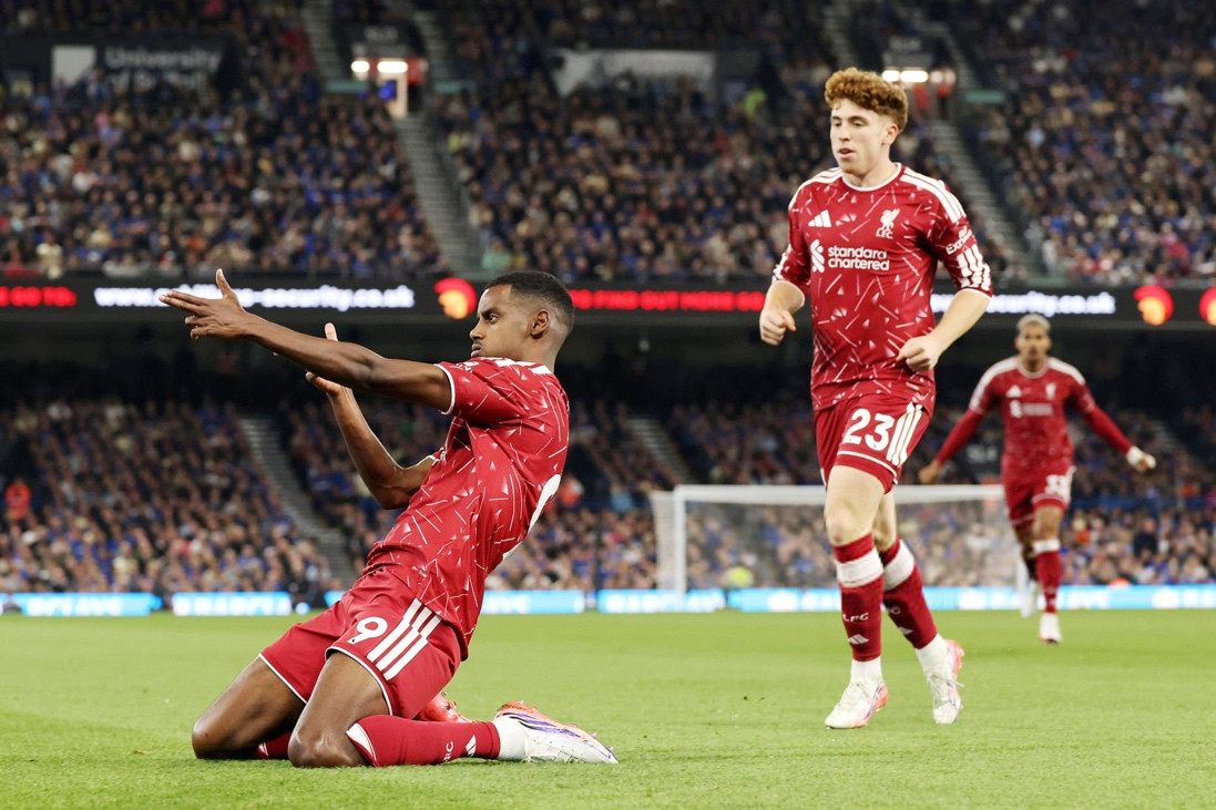 Isak lập cú đúp, Liverpool thắng 'rửa mặt' ở Ngoại hạng Anh