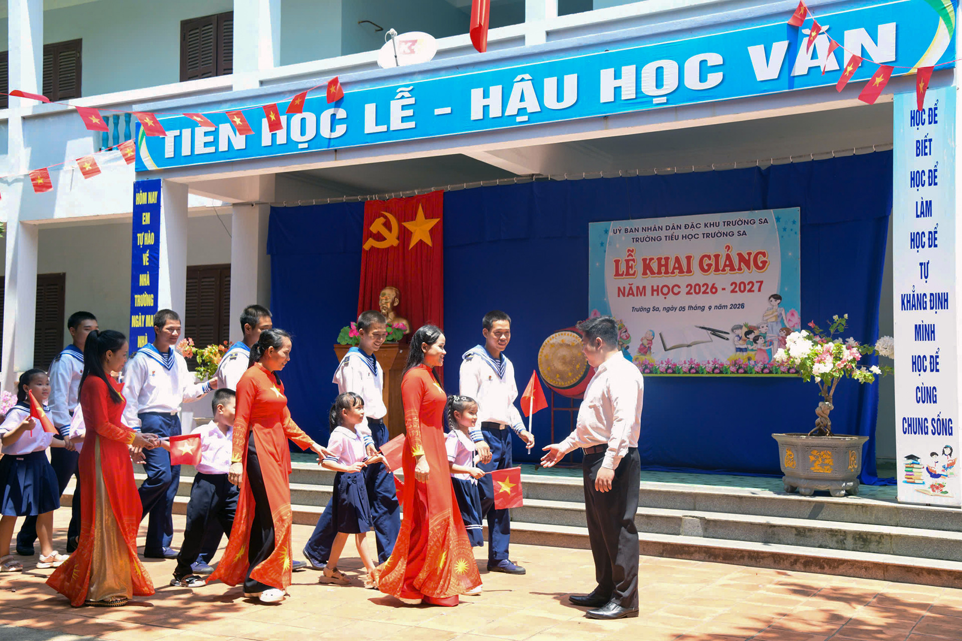 https://static-images.vnncdn.net/vps_images_publish/000001/000003/2026/9/5/khong-khi-han-hoan-phan-khoi-cua-thay-va-tro-truong-tieu-hoc-truong-sa-truoc-them-nam-hoc-moi-855.jpg