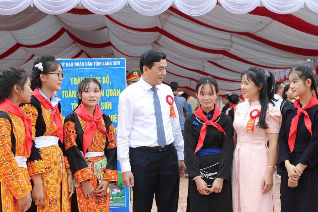 Lãnh đạo Bộ Dân tộc và Tôn giáo tham dự ngày khai trường ở vùng biên