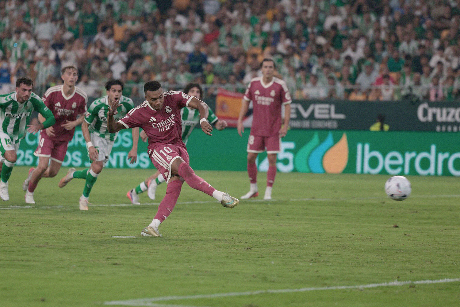 https://static-images.vnncdn.net/vps_images_publish/000001/000003/2026/9/5/mbappe-betis-real-madrid-2-97.jpg