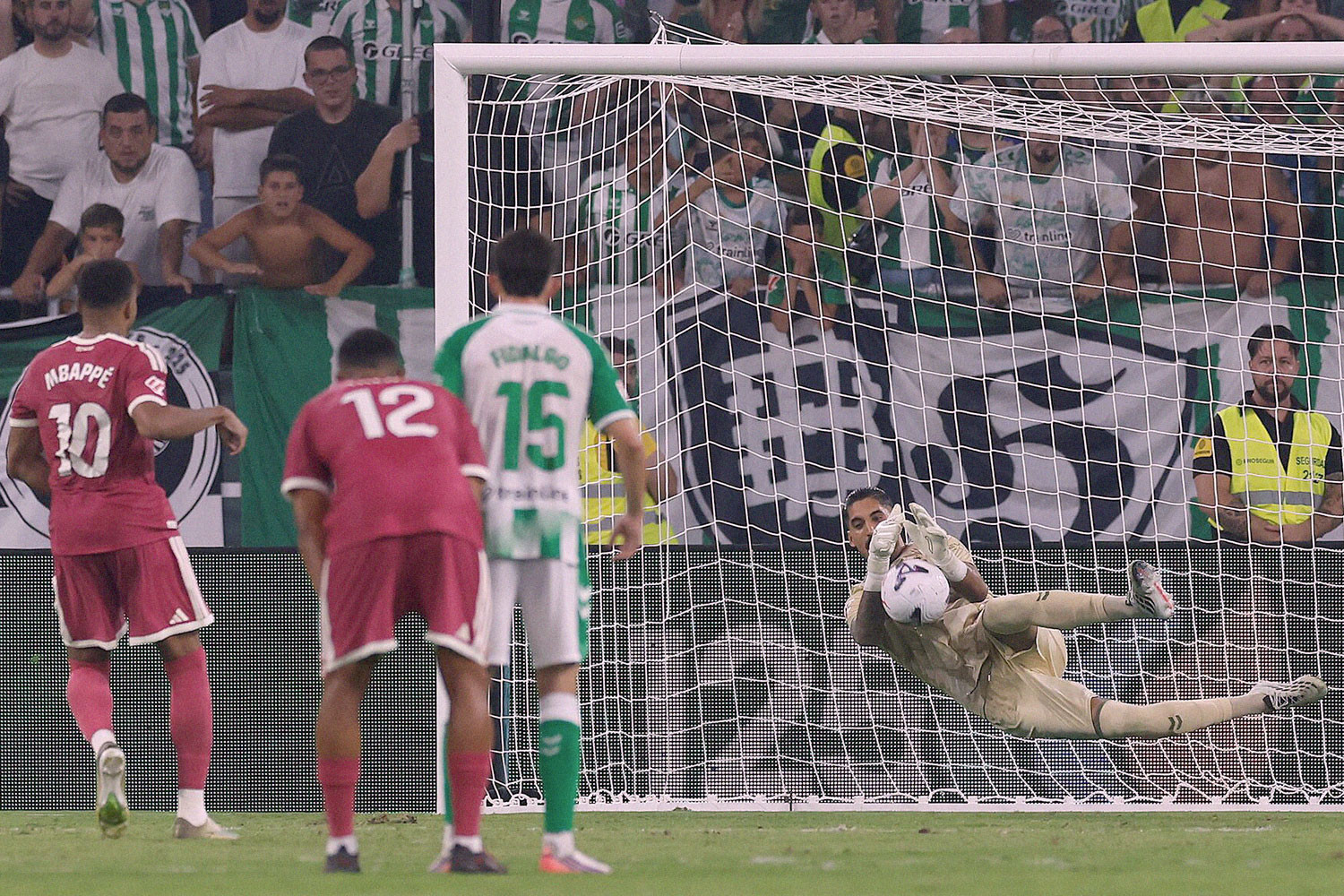https://static-images.vnncdn.net/vps_images_publish/000001/000003/2026/9/5/mbappe-betis-real-madrid-3-98.jpg