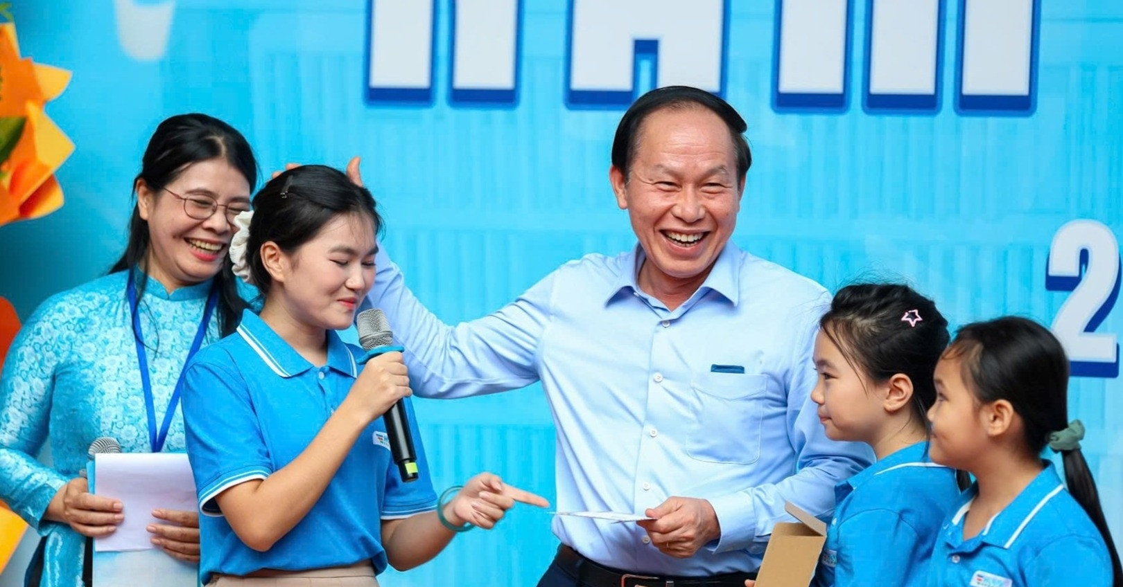 Món quà bất ngờ của Phó Thủ tướng Lê Tiến Châu khiến học sinh vỡ òa niềm vui