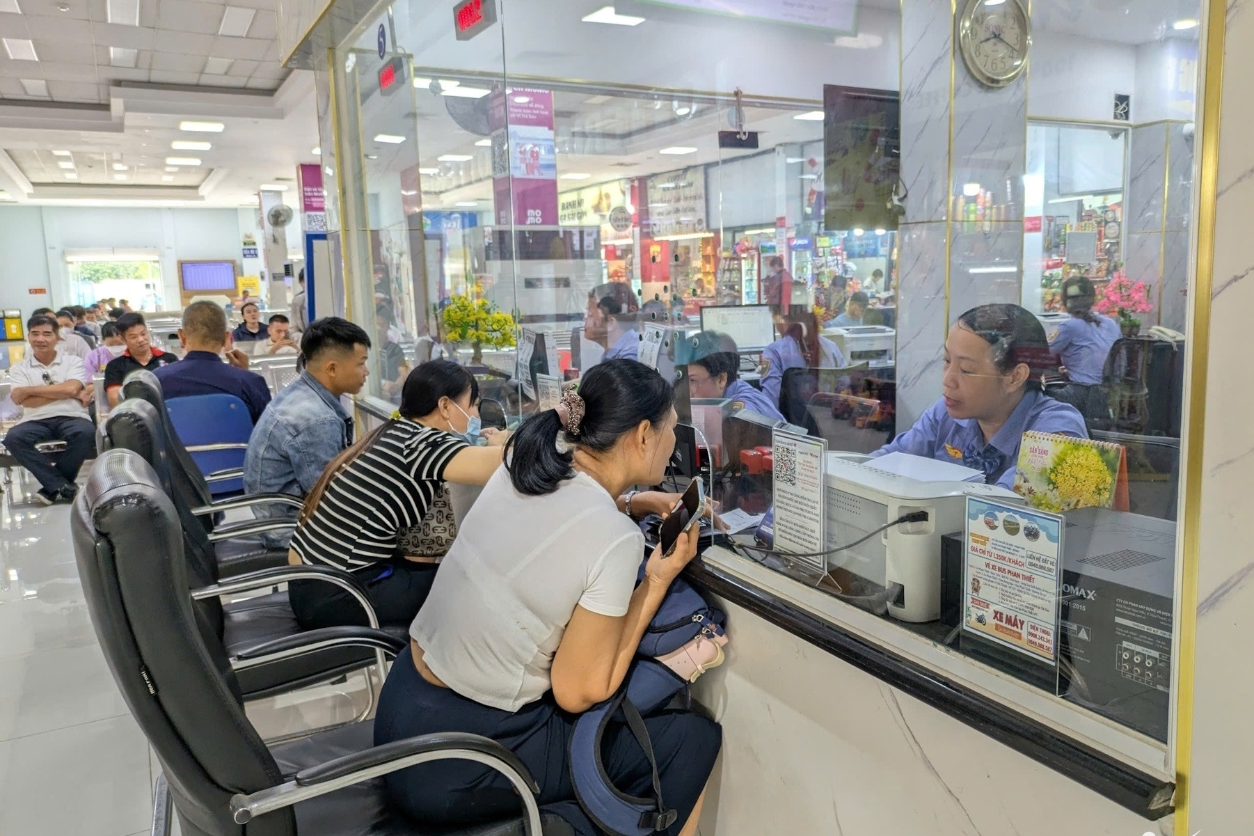 Người dân đến ga Sài Gòn từ 3h sáng 'săn' vé tàu Tết Đinh Mùi