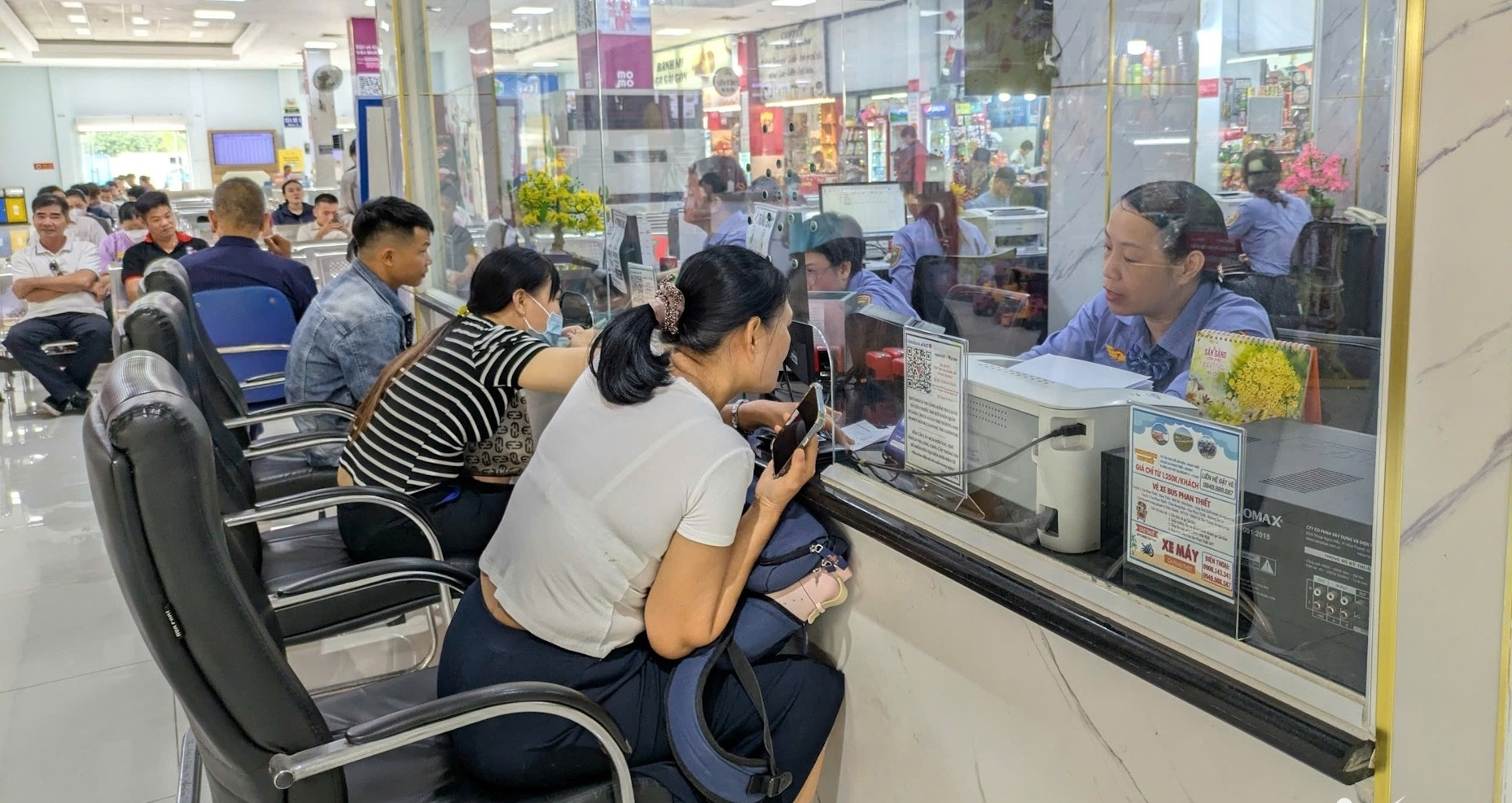 Người dân đến ga Sài Gòn từ 3h sáng &amp;apos;săn&amp;apos; vé tàu Tết Đinh Mùi