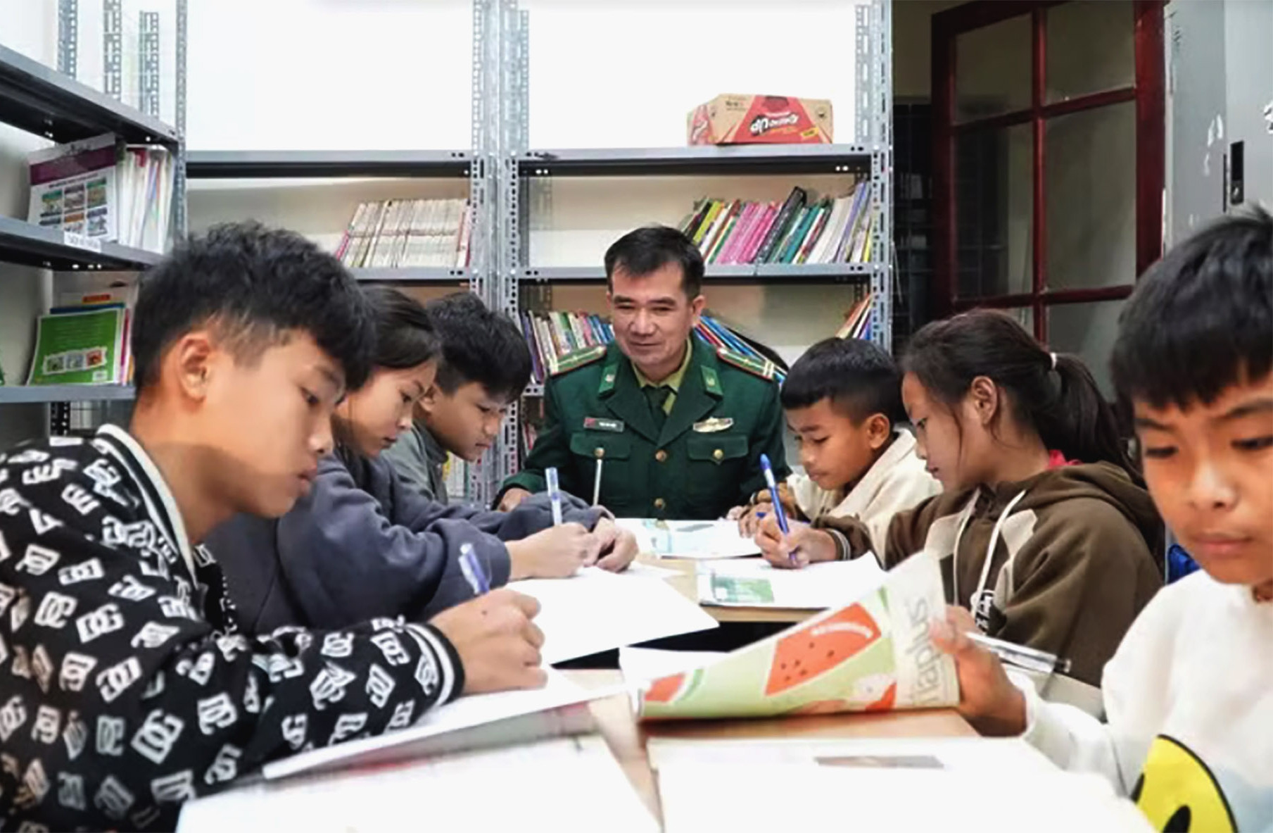 Những người lính 'giữ chân' học sinh nơi ký túc xá vùng biên