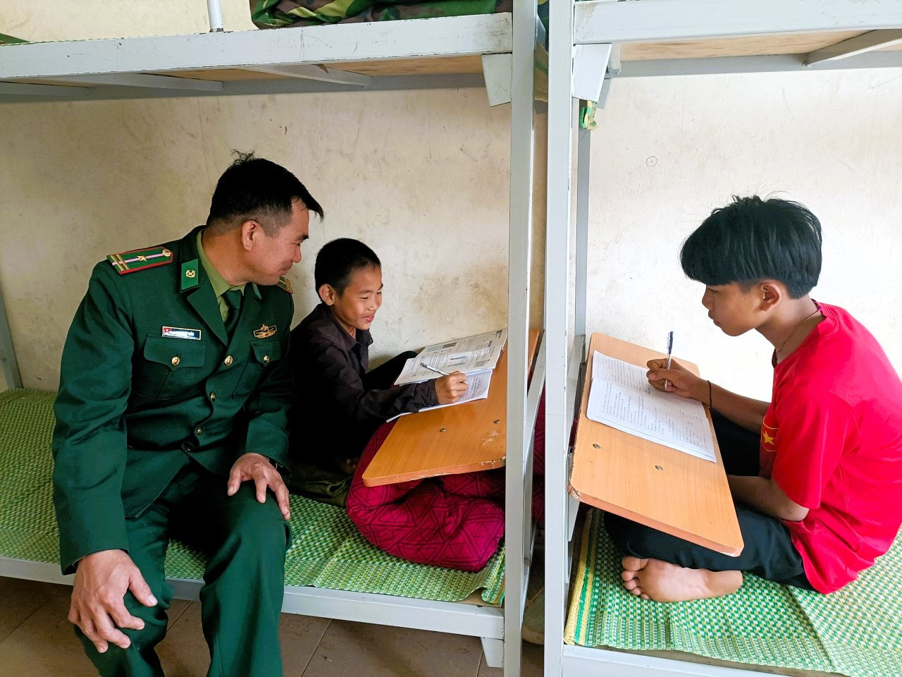 Cán bộ Đồn Biên phòng Môn Sơn thường xuyên hỗ trợ, hướng dẫn học sinh học tập tại ký túc xá.