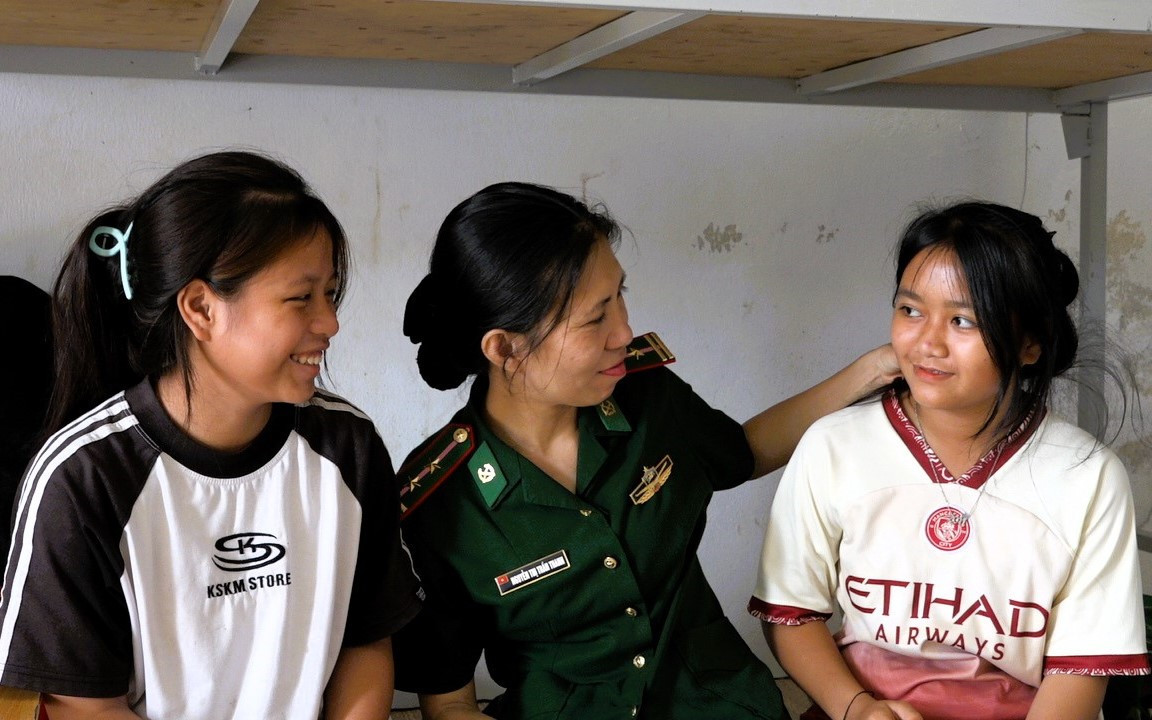 Cán bộ Đồn Biên phòng Môn Sơn, Bộ đội Biên phòng Nghệ An hỗ trợ, hướng dẫn kỹ năng sống cho học sinh nữ tại mô hình “Đồng hành cùng ký túc xá vùng biên”.