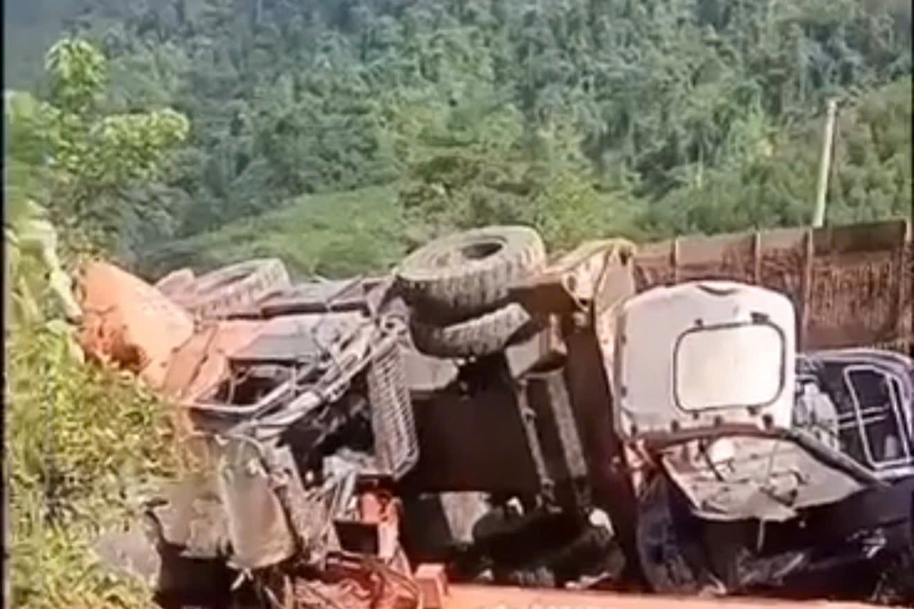 Ô tô chở máy múc bị lật, đè trúng hai vợ chồng ở Nghệ An