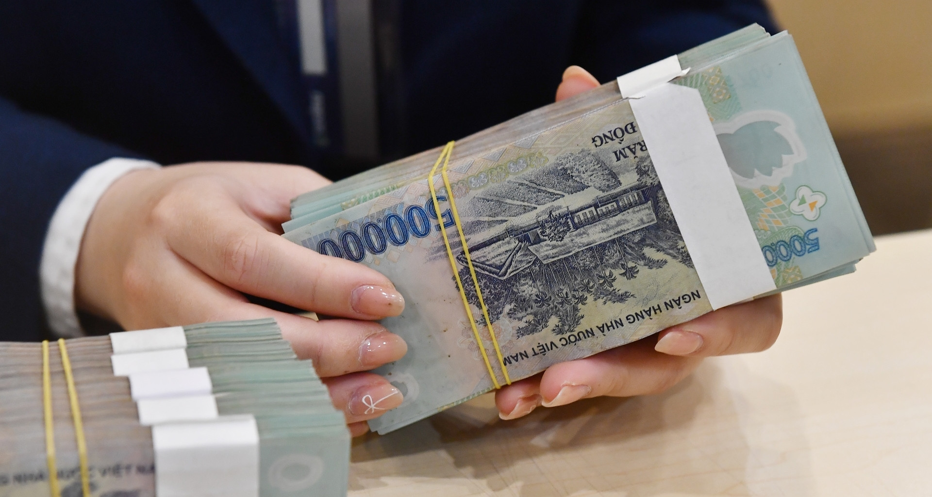 Phó trưởng phòng bị công ty giảm gần nửa lương, yêu cầu nhận lại và trả thêm 667 triệu