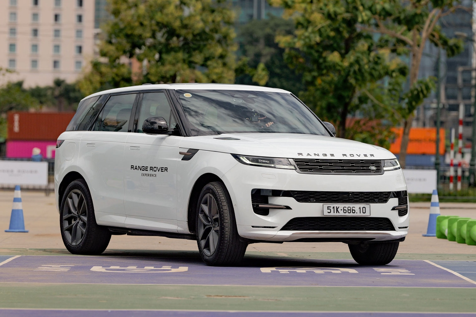 Range Rover Sport PHEV có gì để đấu với Cayenne E-Hybrid và XC90 Plug-in Hybrid?