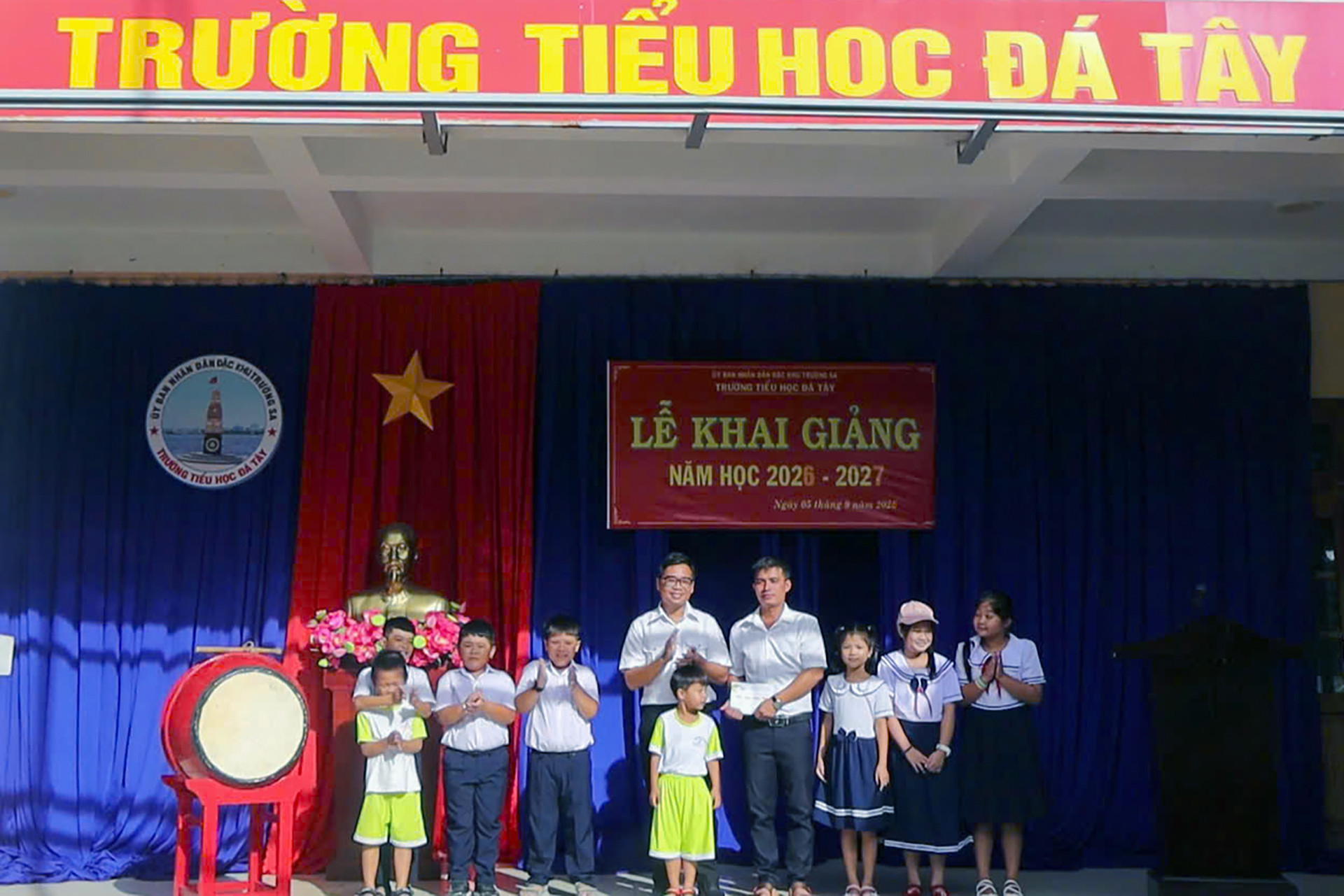 Tặng quà cho giáo viên tại Trường Tiểu học Đá Tây.jpg