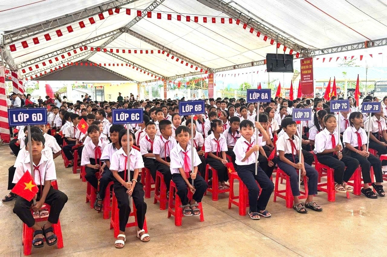 Thầy cô giáo vượt 18km đường rừng đón 83 học sinh dự lễ khai giảng