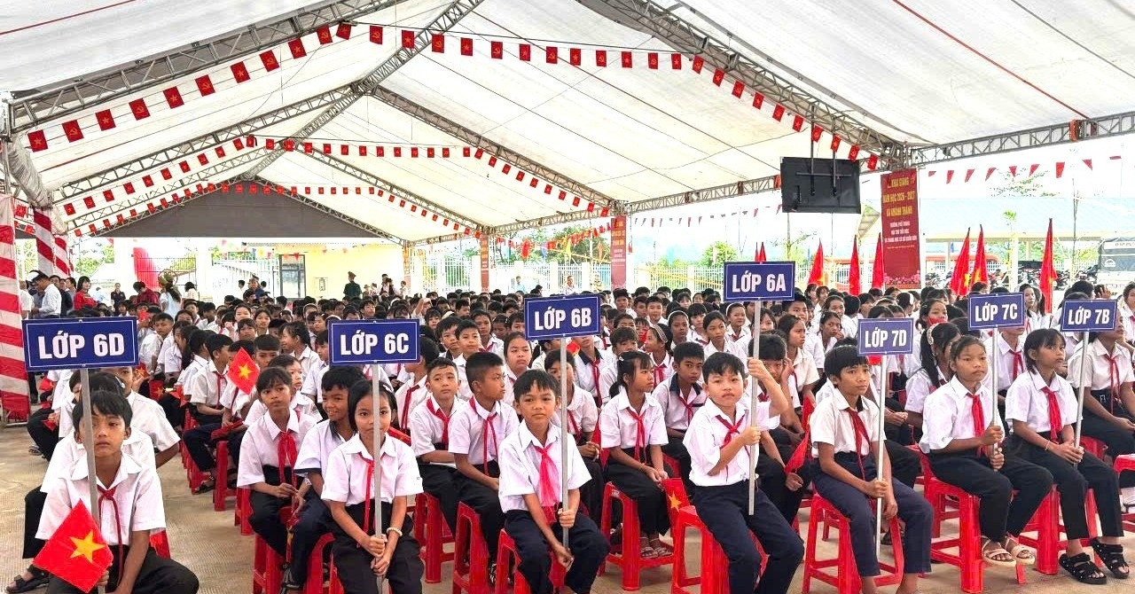 Thầy cô giáo vượt 18km đường rừng đón 83 học sinh dự lễ khai giảng