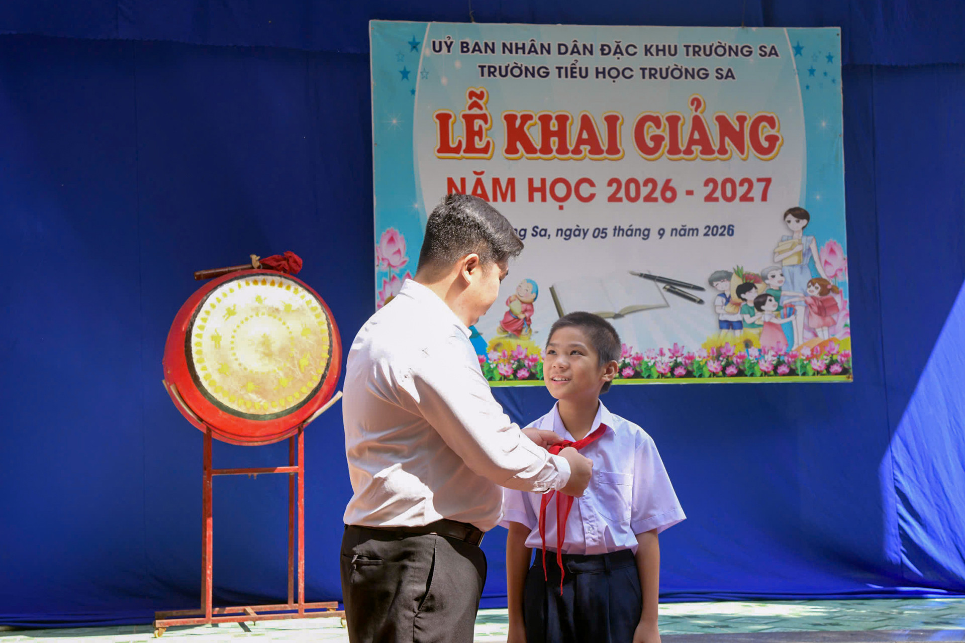 https://static-images.vnncdn.net/vps_images_publish/000001/000003/2026/9/5/thay-giao-le-xuan-hanh-trao-khan-quang-do-cho-hoc-sinh-vi-quy-dang-856.jpg