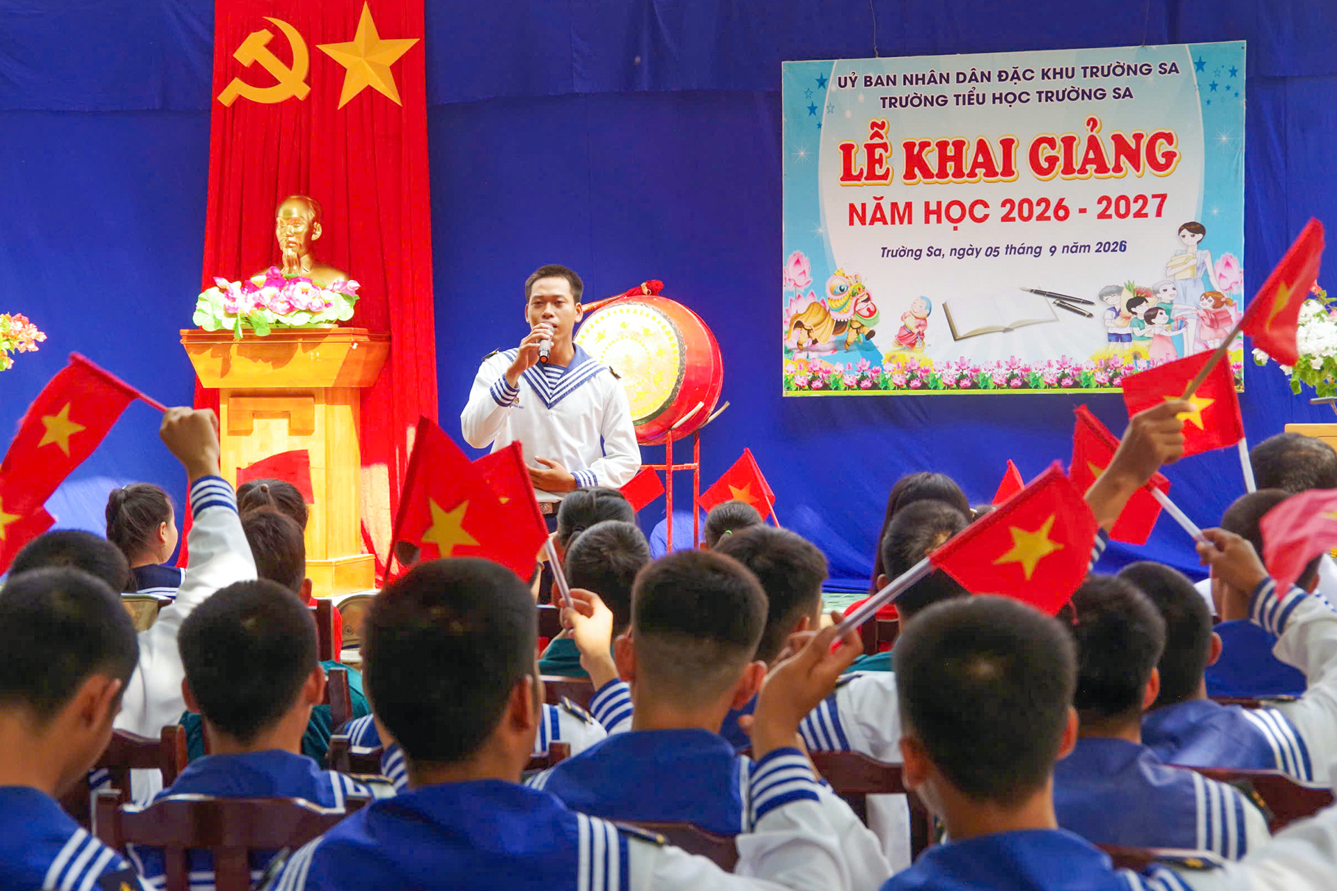 Tiết mục văn nghệ chào mừng Lễ khai giảng tại đảo Trường Sa.jpg