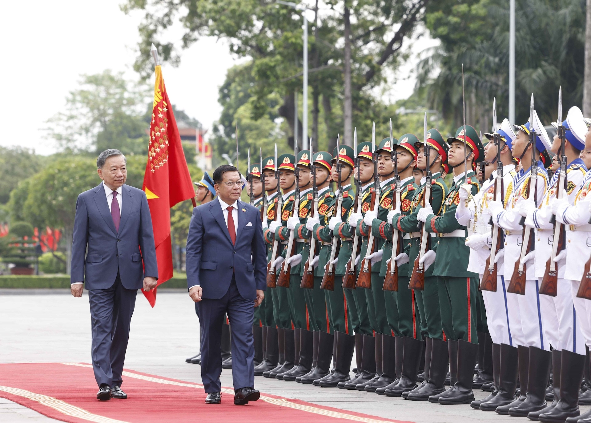 Tổng Bí thư, Chủ tịch nước Tô Lâm và Tổng thống Myanmar Min Aung Hlaing duyệt Đội danh dự Quân đội nhân dân Việt Nam. Ảnh: Thống Nhất – TTXVN