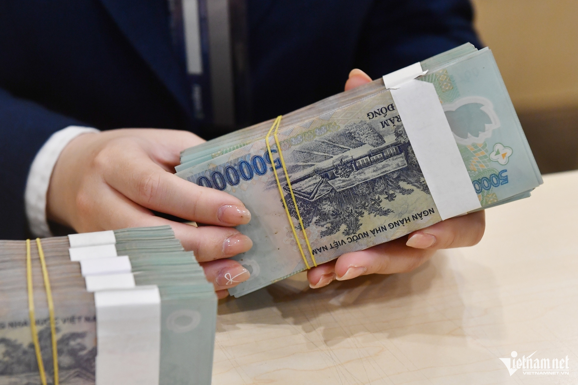 W-nu pho phong doi luong.jpg