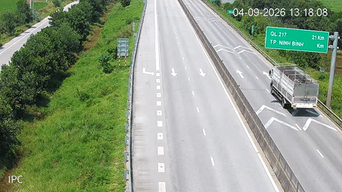 Ô tô bán tải chạy 78km/h, bám sau xe tải chưa đầy 25m trên cao tốc bị phạt