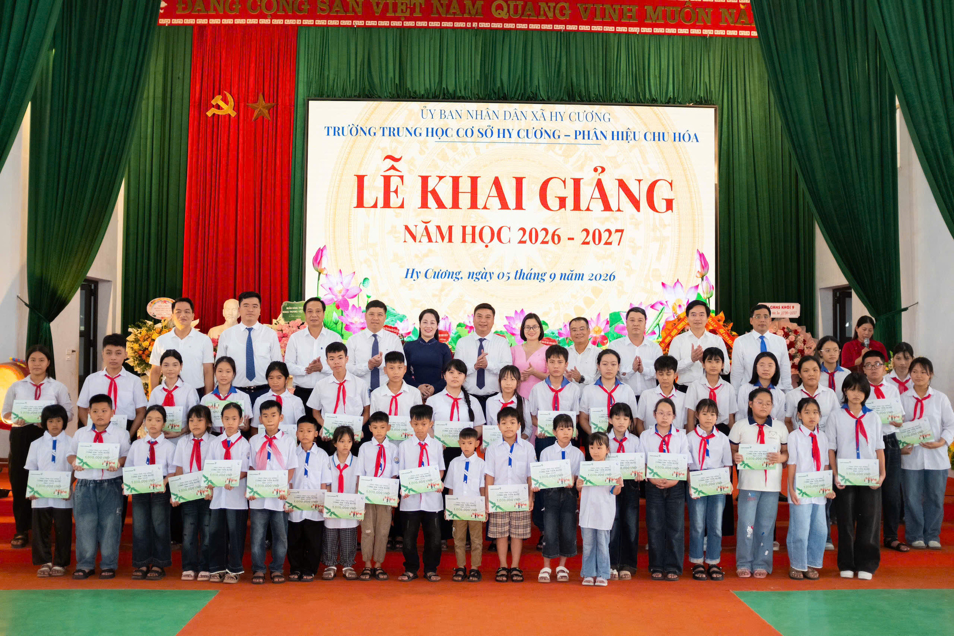 Anh 1. VCB_Trao hoc bong o Phu Tho_Cung em tien buoc.jpg