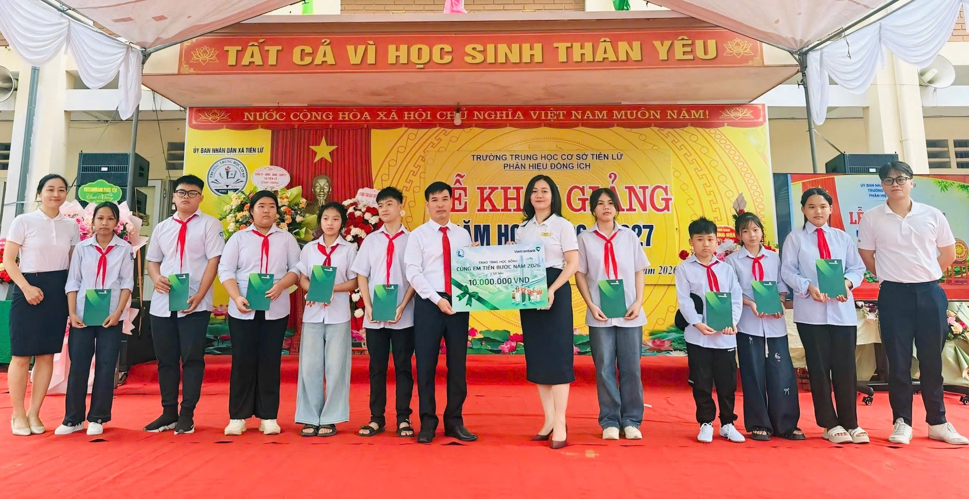 anh 3 VCB Phuc Yen_Cung em tien buoc.jpg
