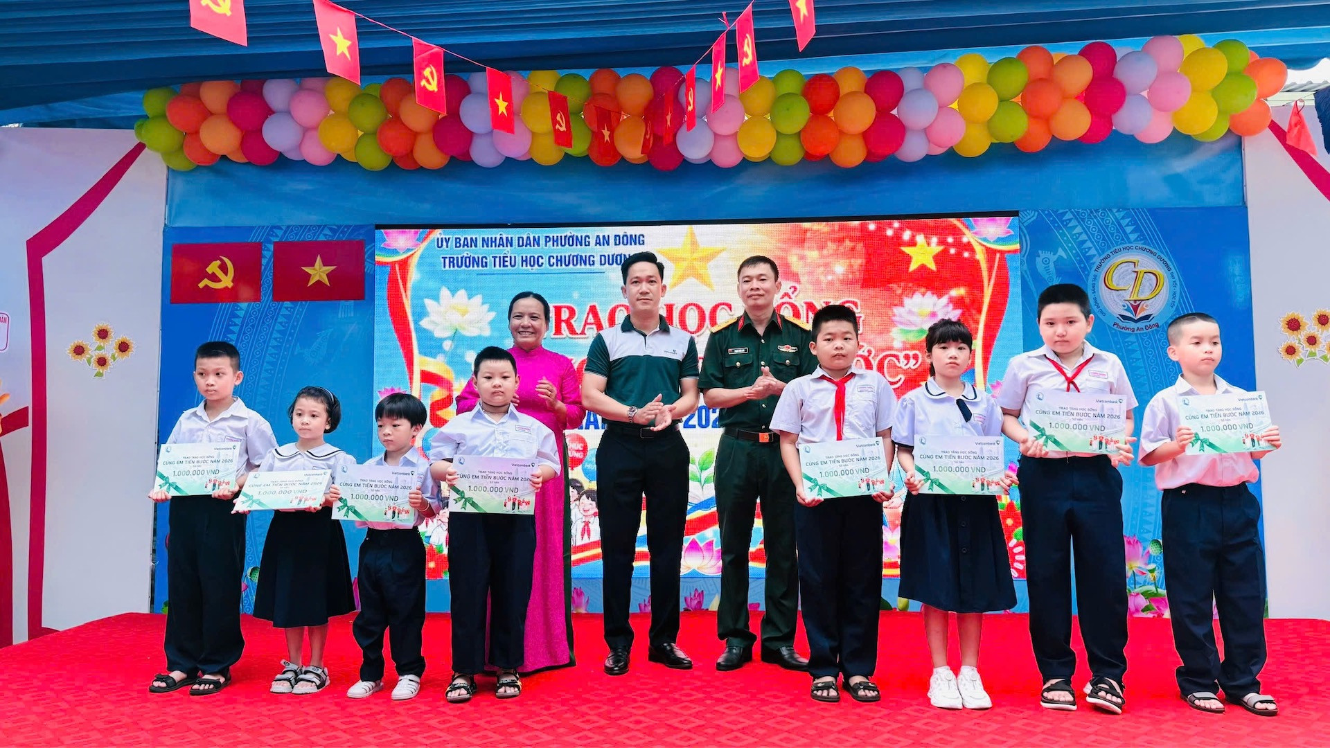 anh 4 VCB Sai Gon Cho Lon_Cung em tien buoc.jpg