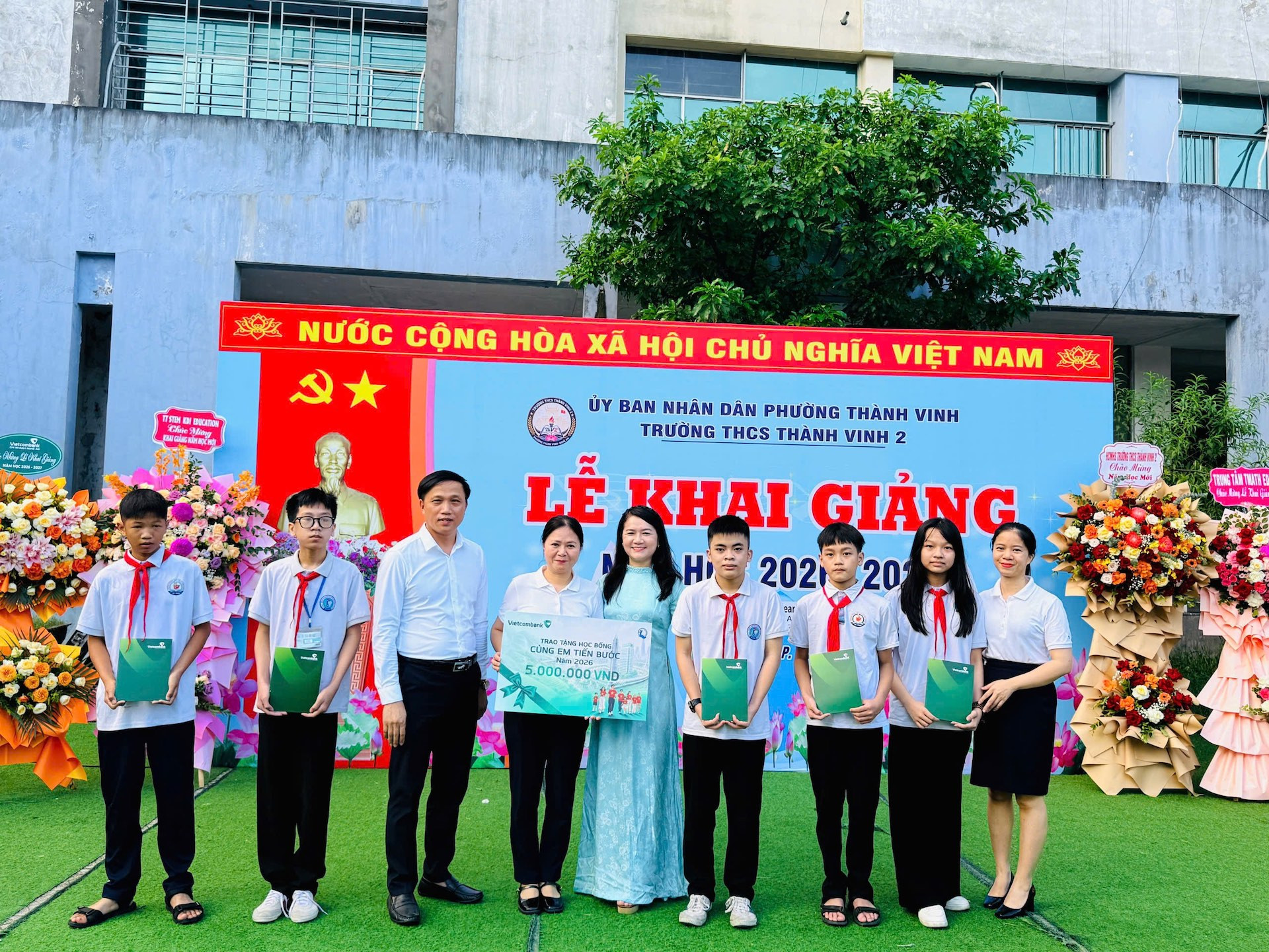 anh 5 VCB Nghe An_Cung em tien buoc.jpg