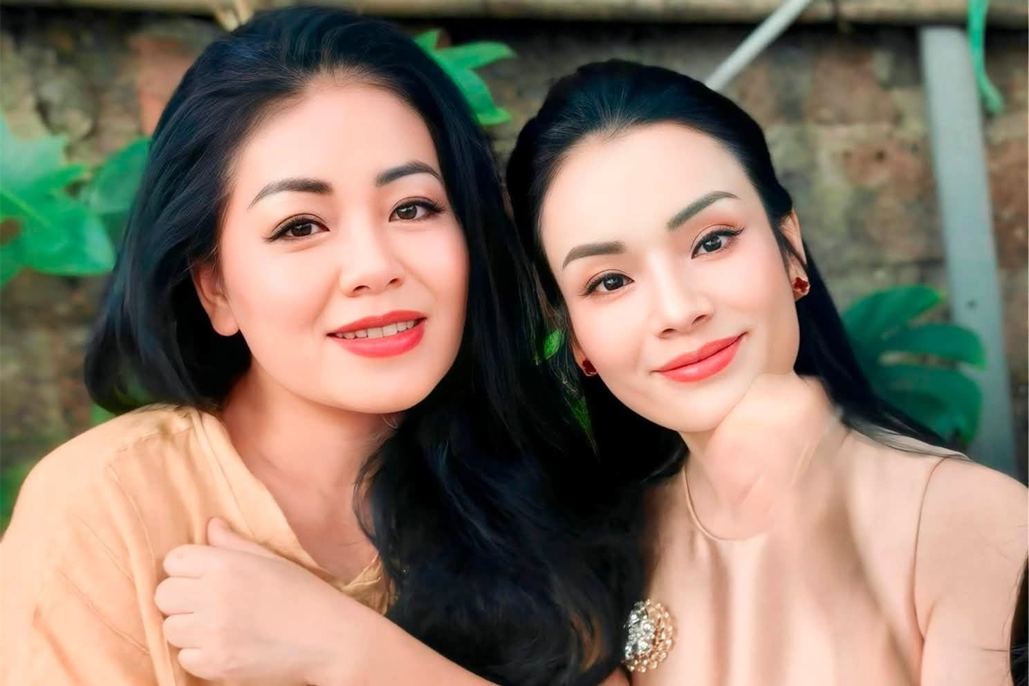 Ca sĩ Anh Thơ thân thiết PGS Tân Nhàn, NSƯT Việt Anh và bạn gái tình tứ