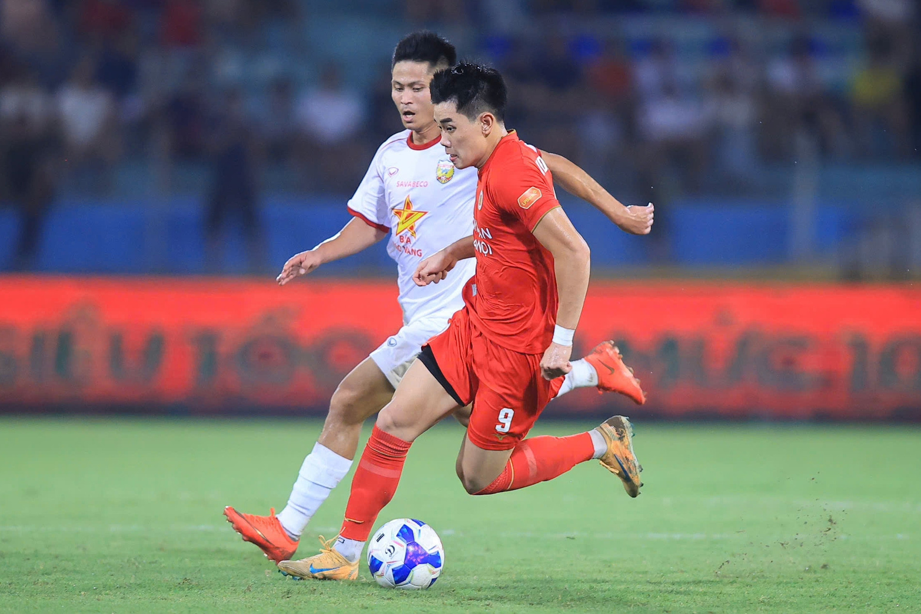 Đình Bắc tái hiện cú giật gót ở ASEAN Cup, HLV CAHN khen Trọng Hoàng