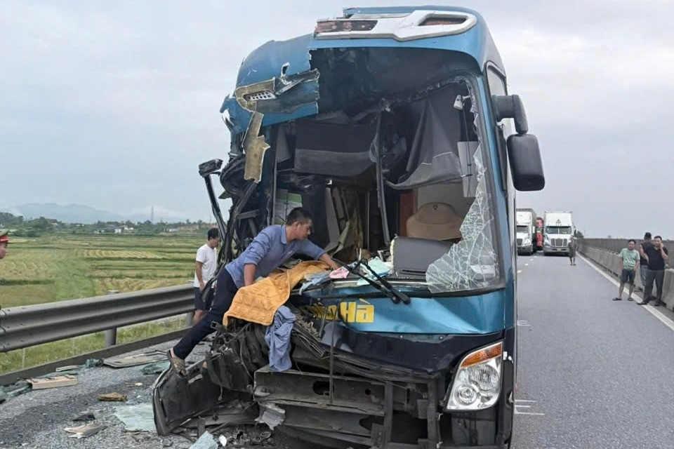 Xe khách tông ô tô đầu kéo trên cao tốc, 5 người bị thương