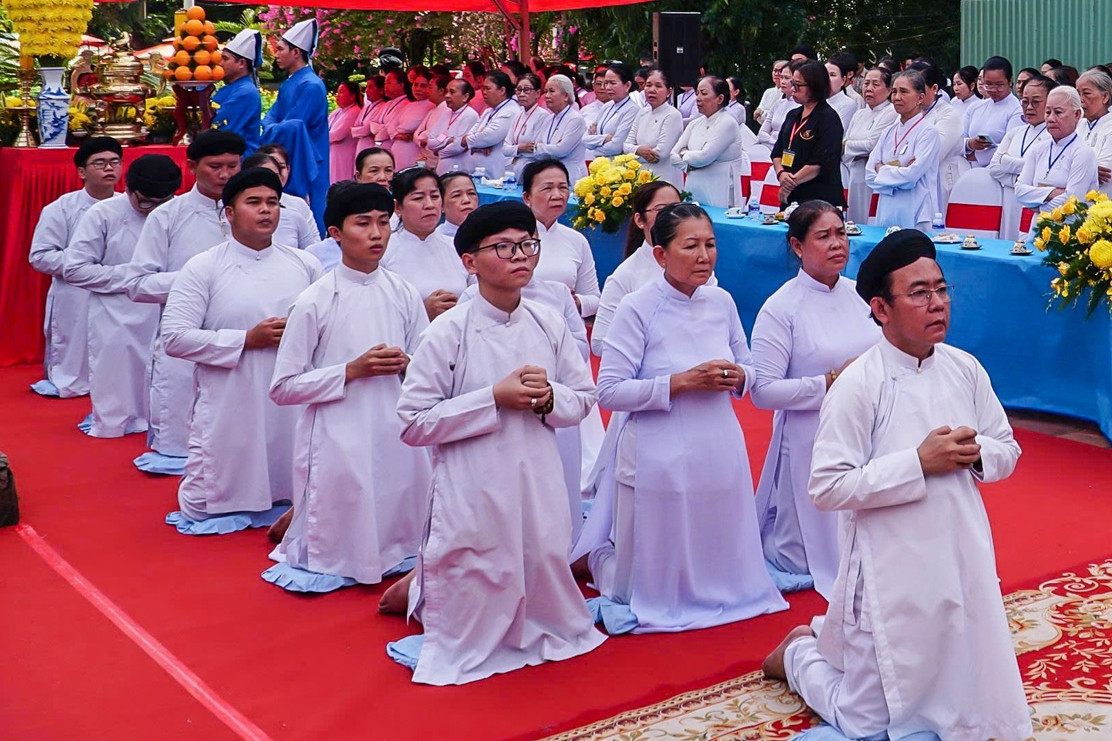 Hàng trăm tín đồ Cao Đài cầu siêu cho các anh hùng liệt sĩ tại TPHCM