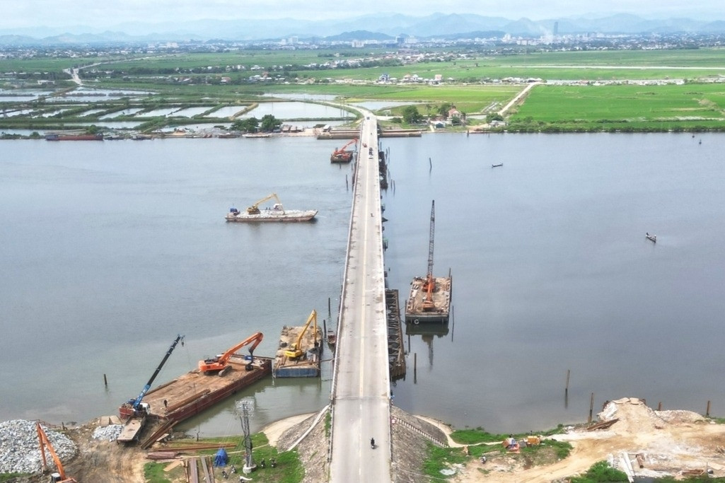 Hình ảnh đập ngăn mặn từng lớn nhất Đông Nam Á được sửa chữa khẩn cấp