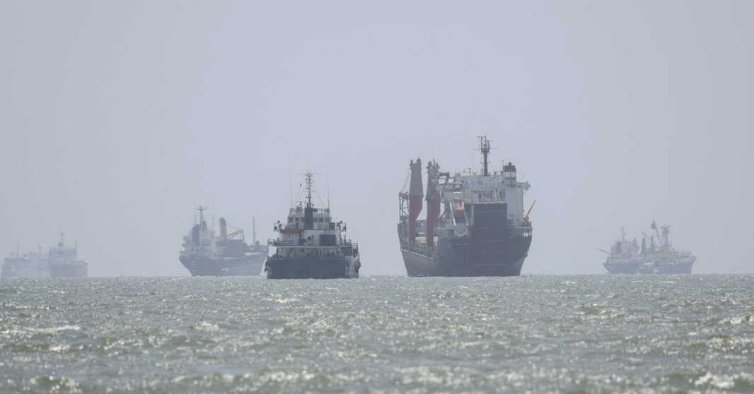Iran nã tên lửa vào tàu sân bay, tàu khu trục Mỹ