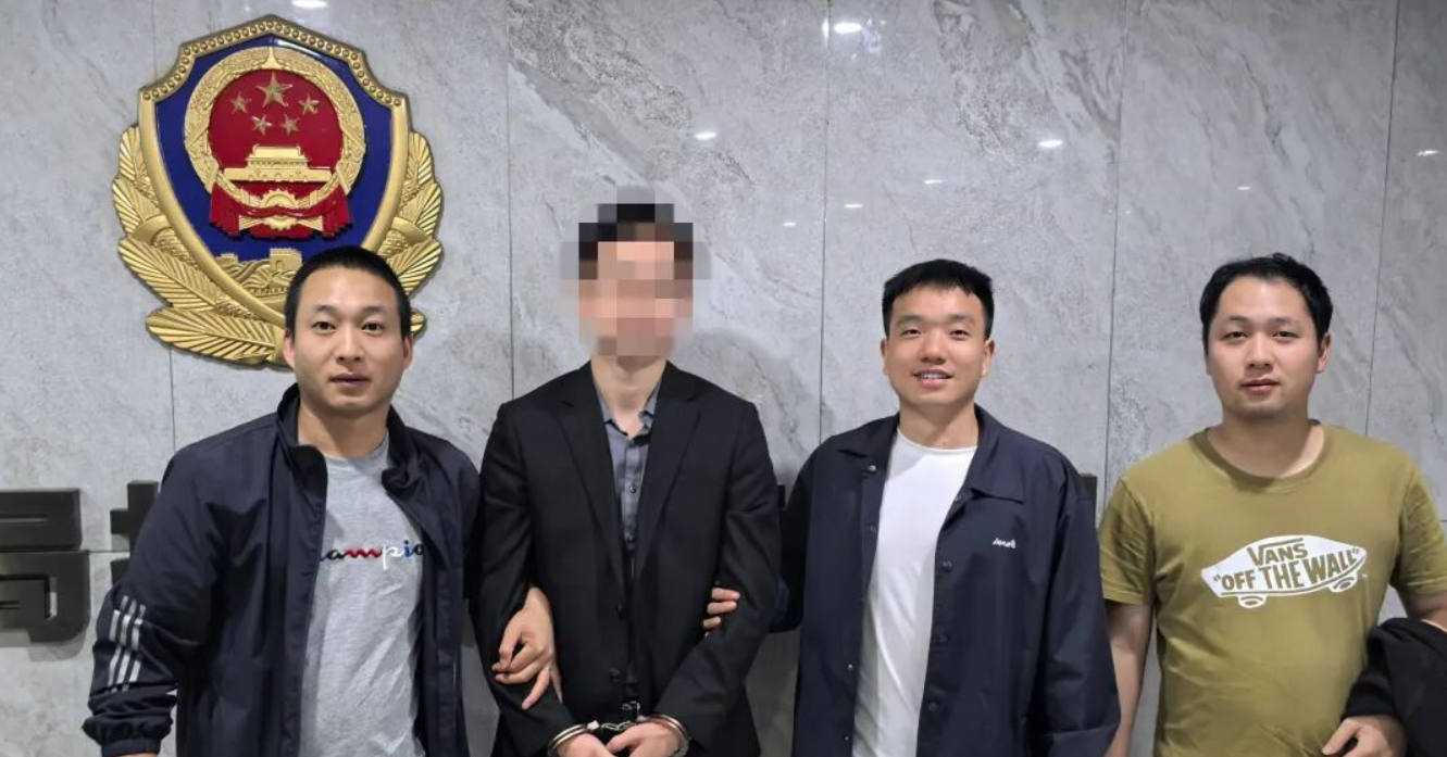 Mang tiền đi gửi tiết kiệm, cụ ông Trung Quốc nhận tin toàn bộ là "tiền giả"